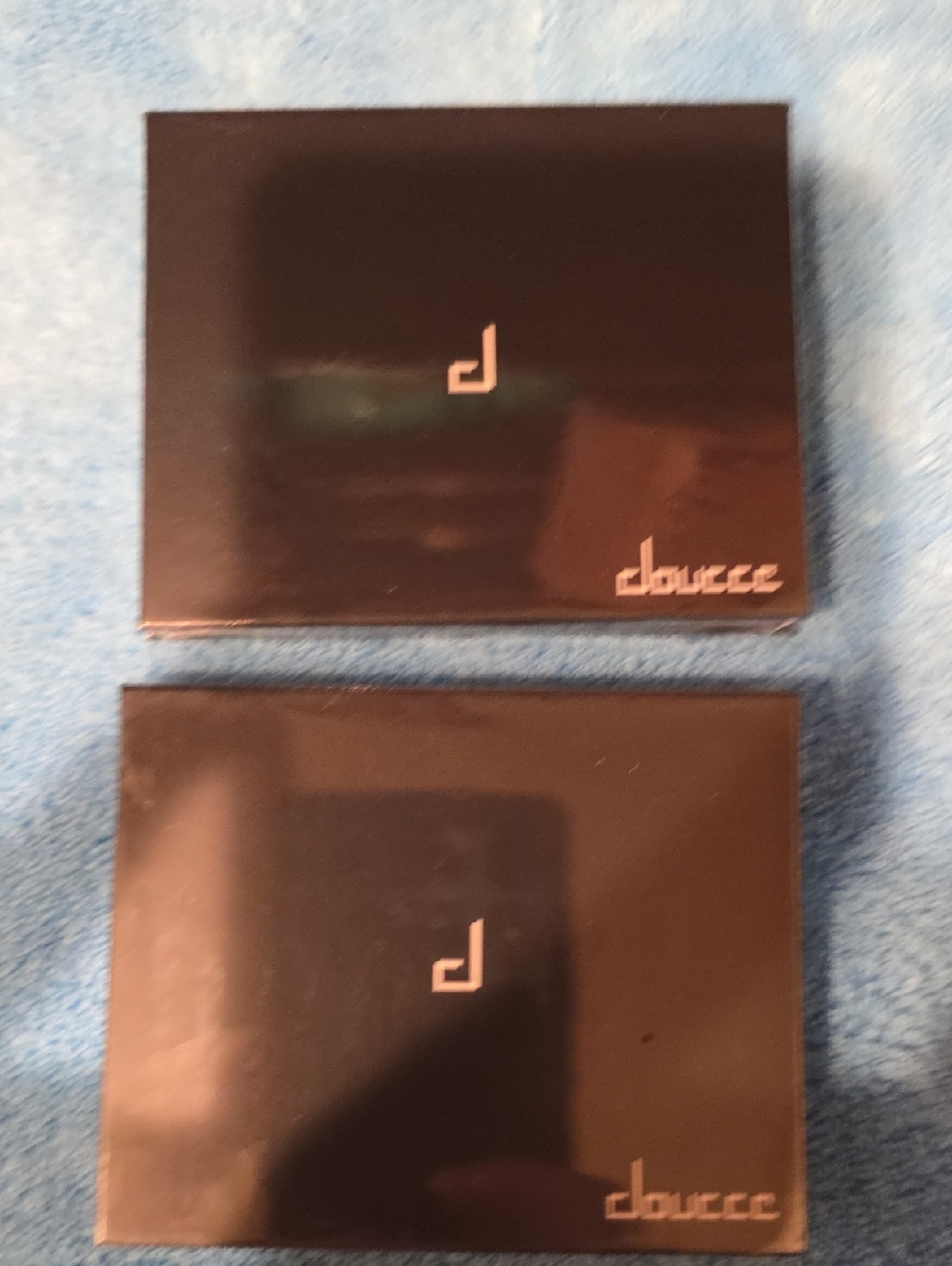 Doucce Duo Compact Palettes in Glossy Black with Rose Gold Logo, Getting 2